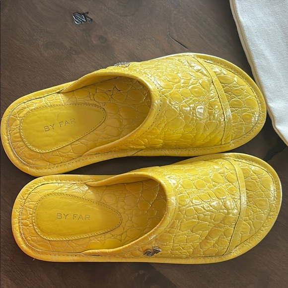BY FAR Yellow Ari Slides - Picture 11 of 13